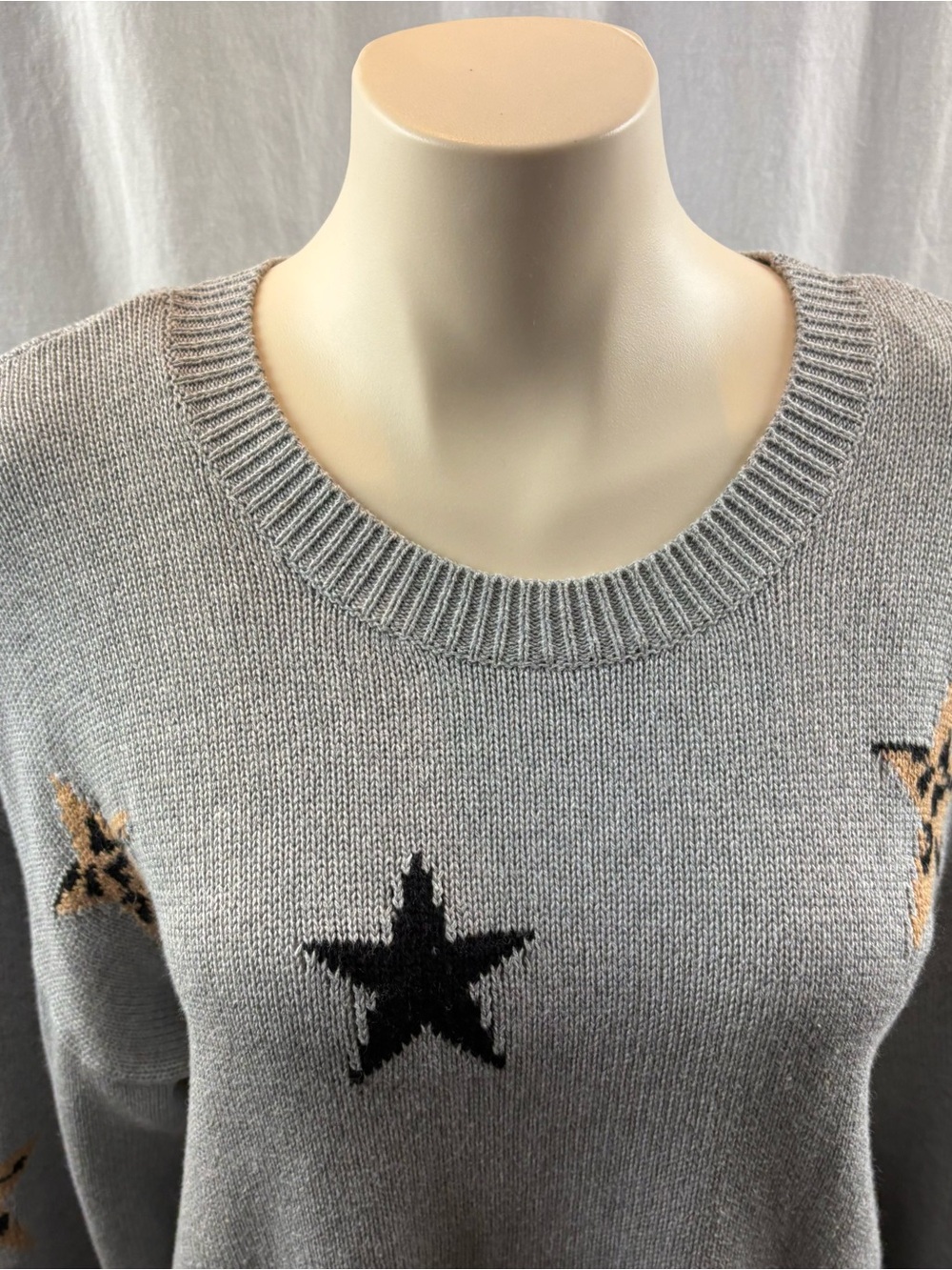 Rails Perci Star Sweater in the color Heather Grey Animal Stars M - Picture 9 of 12